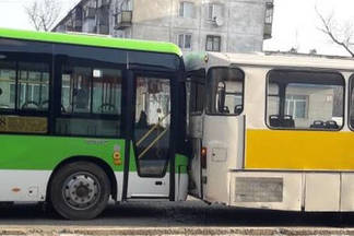 В Семее на ровном месте столкнулись два автобуса