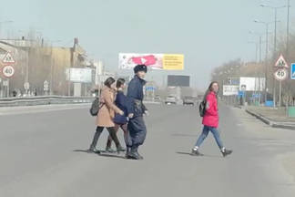После трагического случая на пешеходном переходе в Семее дорогу в этом месте горожанам помогают переходить военнослужащие Нацгвардии