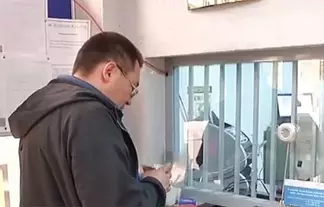 Падение тенге беспокоит банковских вкладчиков. Что будет с депозитами?
