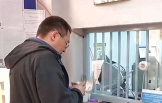 Падение тенге беспокоит банковских вкладчиков. Что будет с депозитами?