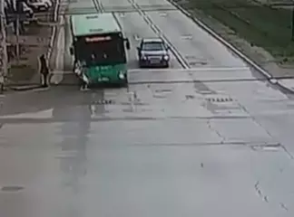 В Алматы водитель автобуса сбил насмерть молодую девушку