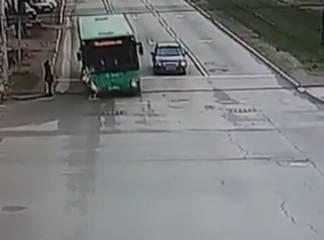 В Алматы водитель автобуса сбил насмерть молодую девушку