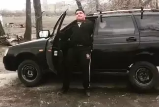 Спортсмен из Семея поднял машину весом больше тонны голыми руками