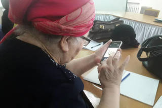 В Семее проходит тренинг по обучению людей пенсионного возраста мобильной грамотности