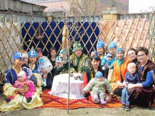 В Семее праздником горячего бауырсака отметили в Доме мамы Наурыз и День единства народа Казахстана