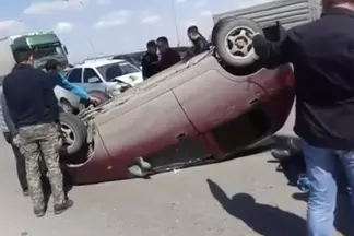 Перевернувшееся авто в Семее стал причиной коллапса на новом мосту