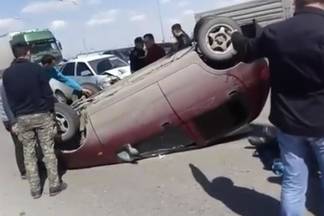 Перевернувшееся авто в Семее стал причиной коллапса на новом мосту