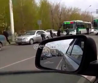 Деньги разлетелись по дороге в Астане (Видео)