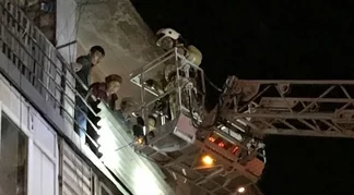 В Алматы из горящего дома пожарные вытащили 16 детей
