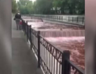 Алматинцев напугала красная вода в речке Большая Алматинка