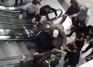 В Астане девочку зажало в эскалаторе