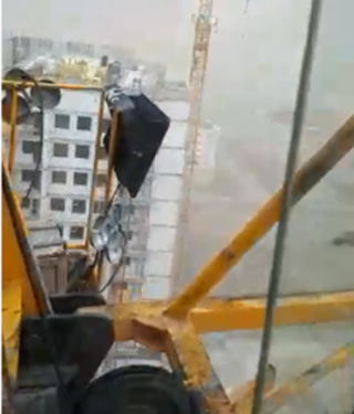 Крановщица во время урагана в Астане сняла видео из своей кабины
