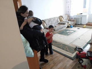 В Семее спасатели вызволяли детей, которые случайно закрылись в квартире