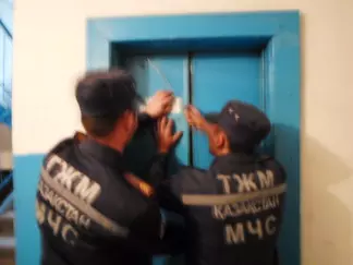 Спасатели Семея спасли людей застрявших в лифте