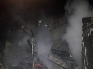 В Семее пожарные-спасатели спасли автомобиль из горящего гаража