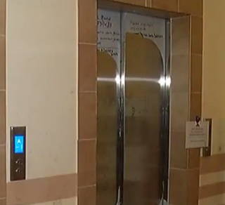 В Алматы рухнул лифт с пассажиром