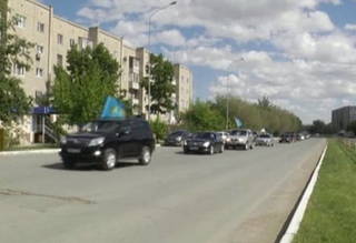 В Семее день государственных символов Казахстана отметили массовым автопробегом