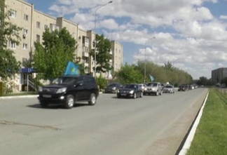 В Семее день государственных символов Казахстана отметили массовым автопробегом