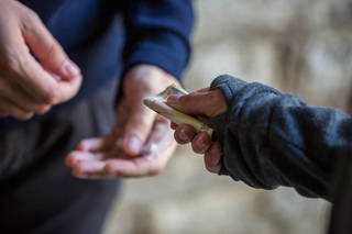 Алматинские правозащитники заявили о банде, которая вовлекает подростков в торговлю наркотиками