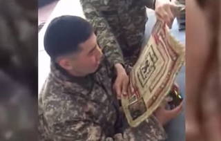 Казахстанский солдат собирает кубик Рубика с закрытыми глазами