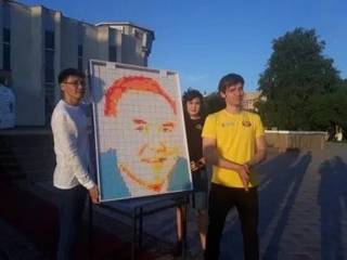 В Семее россиянин собрал портрет Назарбаева из кубиков Рубика