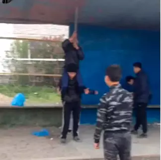 В Семее молодежь на свои средства ремонтирует автобусные остановки