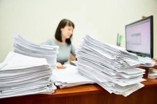 В 52% случаях чиновники требуют лишние документы у казахстанцев