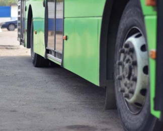 В Актобе автобус насмерть сбил женщину, которая перебегала дорогу на красный свет
