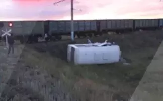 В Павлодарской области автобус с 11 пассажирами врезался в электровоз