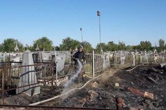 В Семее огонь охватил 500 кв. метров территории кладбища