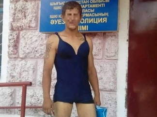Мужчину в женском купальнике задержали на набережной Семея
