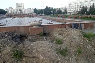 Фонтан на центральной площади Семея зарастает сорняками