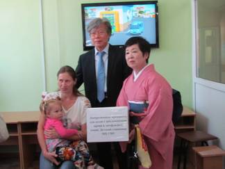 Профессор Хиросимского университета с супругой подарили пациентам Семея препараты