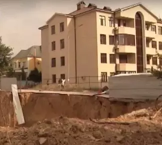 В Шымкенте под землю ушла часть асфальтированной дороги