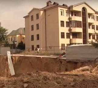 В Шымкенте под землю ушла часть асфальтированной дороги