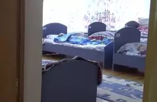 В Караганды мать бросила на улице двухлетнюю девочку