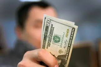 Казахстанцы продолжают активно скупать доллары