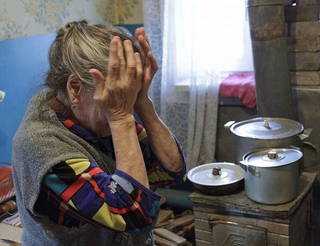Десять бабушек обманули лже-врачи в Карагандинской области