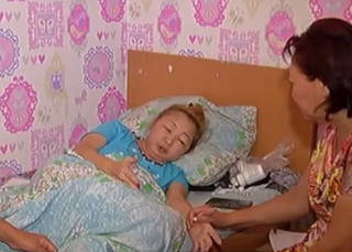 Прикованная к постели мать-одиночка просит казахстанцев о помощи