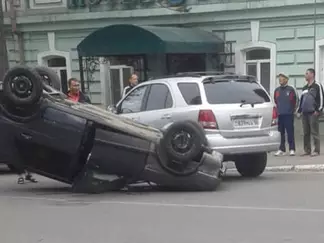 В центре Семея легковушка во время ДТП перевернулась на крышу