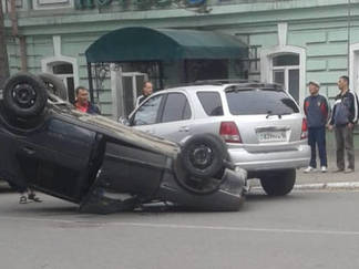 В центре Семея легковушка во время ДТП перевернулась на крышу