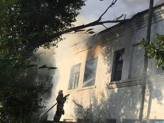 Причиной крупного пожара, произошедшего в двухэтажном доме в Семее, может быть поджог