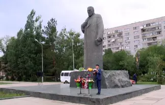 В Семее состоялось возложение цветов к памятнику Абая Кунанбаева