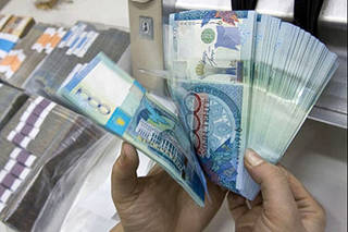 В Казахстане пересмотрели бюджет с учетом слабых позиций тенге по отношению доллару