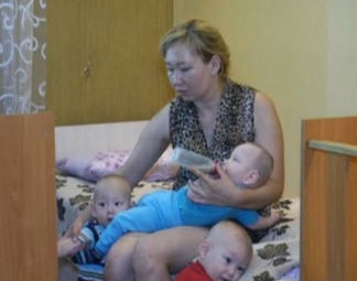 В Семее муж бросил жену с новорожденными тройняшками