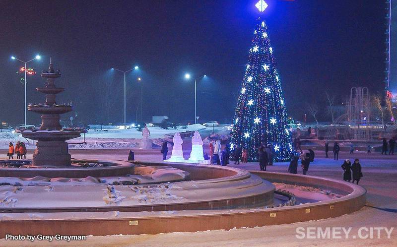 Строительство ледового городка на площади г. Семей в Семипалатинске (г. Семей)