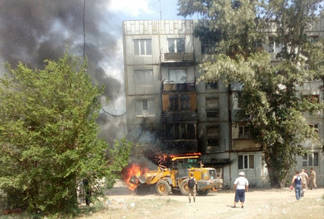 Пожар с горящего автомобиля перекинулся на многоэтажку в Семее