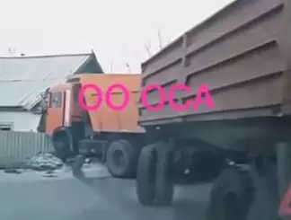 В Семее большегрузный автомобиль врезался в частный дом