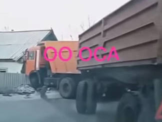 В Семее большегрузный автомобиль врезался в частный дом