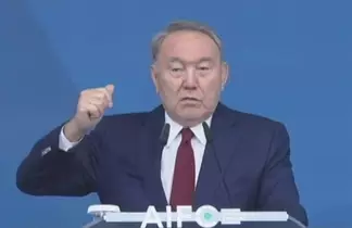 Нурсултан Назарбаев запустил первые торги на бирже МФЦА